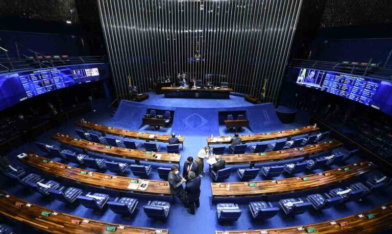 O senador Fernando Bezerra (MDB-PE) teve nessa quinta-feira (2) mais uma rodada de conversas com representantes dos secretários de Fazenda dos estados sobre a possibilidade de limitar a aplicação de alíquota do Imposto sobre Circulação de Mercadorias e Serviços (ICMS) sobre bens e serviços relacionados a combustíveis, gás natural, energia elétrica, comunicações e transporte coletivo