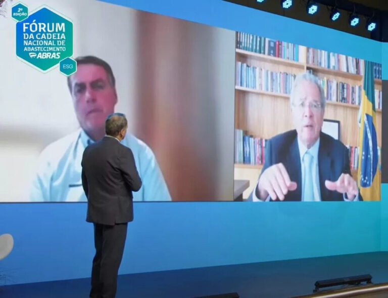 O ministro da Economia, Paulo Guedes, pediu nesta quinta-feira (9) que governadores abram mão da arrecadação e deem "uma contribuição para o Brasil"