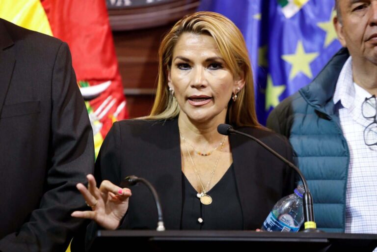 A ex-presidente interina da Bolívia, Jeanine Añez, foi condenada a 10 anos de prisão, acusada de ter realizado um golpe contra seu antecessor, o esquerdista Evo Morales, em 2019