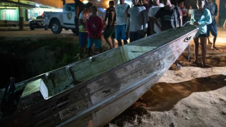 Após cinco horas de buscas, a Polícia Civil do Amazonas (PC-AM) encontrou, nesse domingo (19), a lancha que transportou o indigenista Bruno Pereira e o jornalista britânico Dom Phillips pouco antes do assassinato da dupla