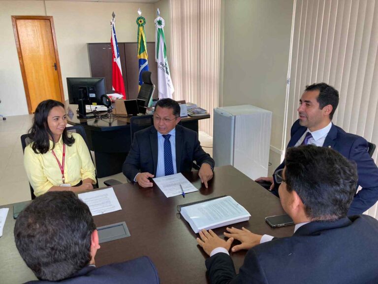 O presidente da CPI da Amazonas Energia, deputado Sinésio Campos (PT), entregou nesta terça-feira (14) o relatório final do colegiado ao Defensor Público Geral do Amazonas, Ricardo Queiroz de Paiva