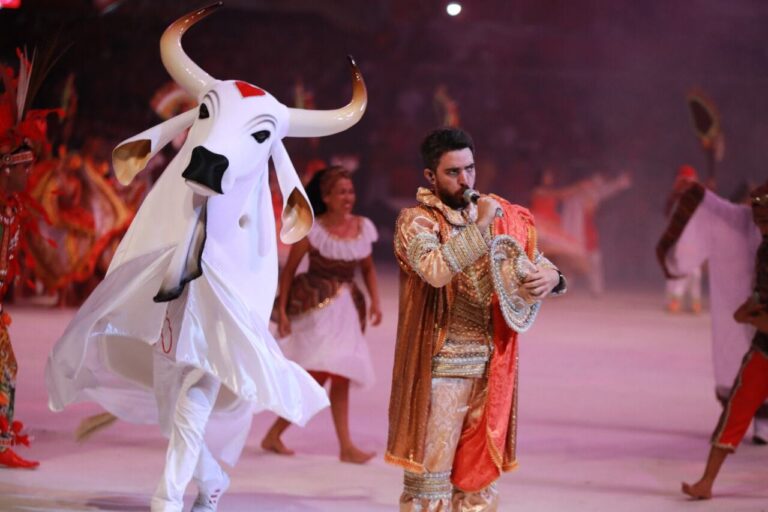 O boi-bumbá Garantido fechou a segunda noite do 55° Festival de Parintins, neste domingo (26), celebrando a negritude e o combate ao racismo