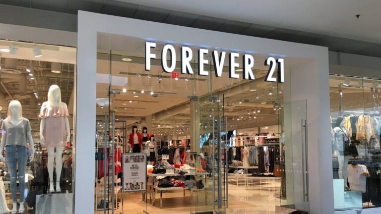 Forever 21 fechará todas as lojas no país até próximo domingo (19)