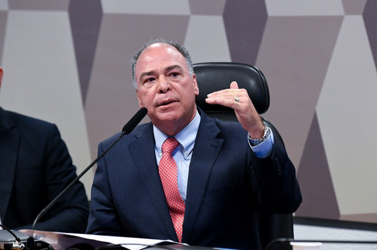 Senador muda PEC dos Combustíveis e propõe pacote social de R$ 39 bilhões
