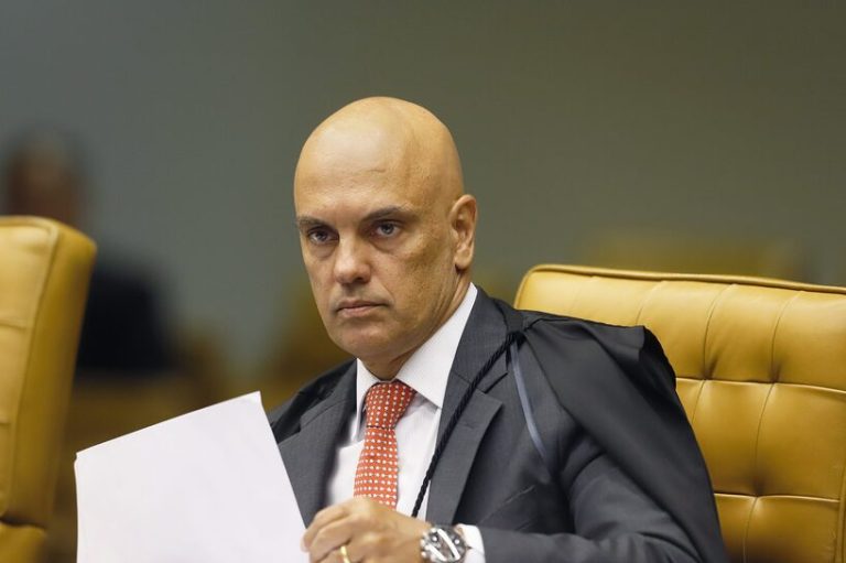 O ministro Alexandre de Moraes, vice-presidente do Tribunal Superior Eleitoral (TSE), determinou nesta segunda-feira (18) a retirada de mensagens publicadas nas redes sociais por apoiadores do presidente Jair Bolsonaro