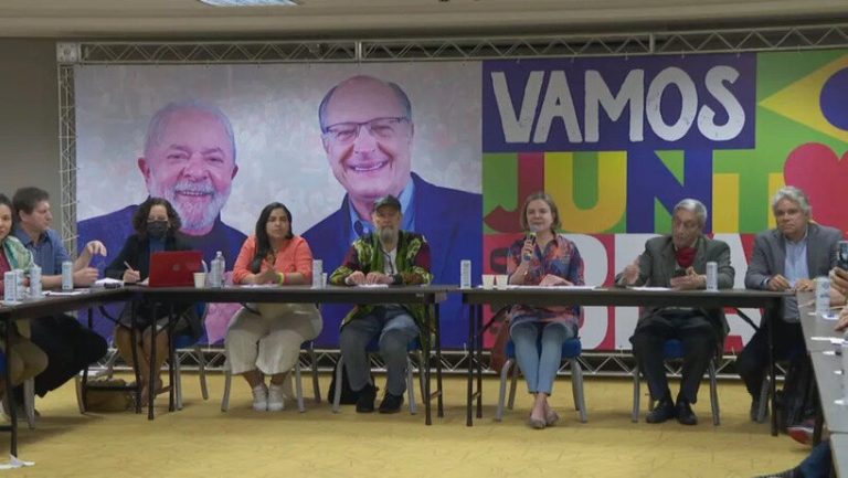 Em convenção realizada na capital paulista, nesta quinta-feira (21), o PT aprovou por unanimidade a candidatura do ex-presidente Luiz Inácio Lula da Silva à Presidência da República