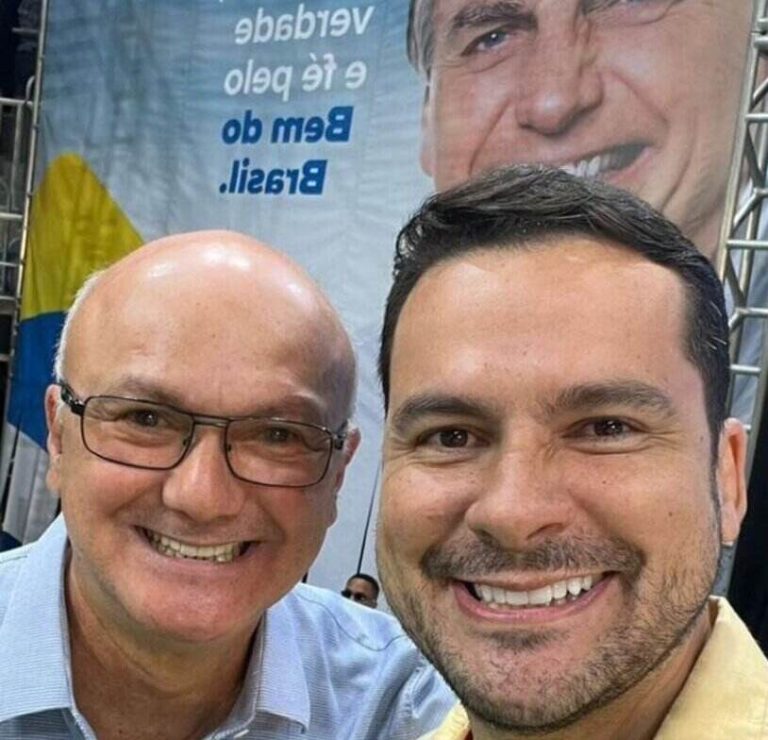 O slogan "Deus, pátria e família" foi repetido pelos dois principais apoiadores do presidente Jair Bolsonaro (PL) no Amazonas, Coronel Menezes (PL) e o deputado Alberto Neto (Republicanos), em publicações nas redes sociais após a convenção que oficializou o atual mandatário como candidato à reeleição