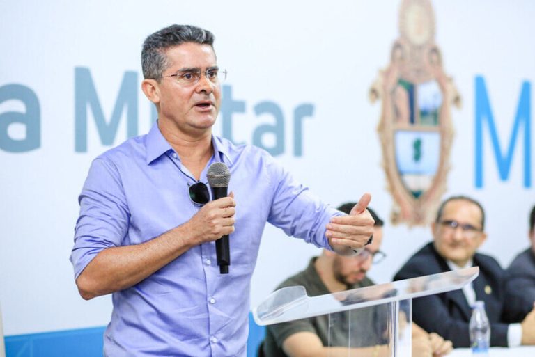 O prefeito de Manaus, David Almeida, divulgou vídeo em que pede desculpas pela conduta de um fiscal do Instituto de Ordem Social e Planejamento Urbano (Implurb) que, no último domingo (24), tentou retirar à força um vendedor ambulante do calçadão da praia da Ponta Negra, zona Oeste