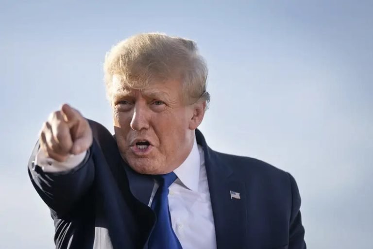 O presidente do comitê de investigação do Congresso sobre a invasão do Capitólio, Bennie Thompson, afirmou em audiência nessa quinta-feira (21) que o ex-presidente Donald Trump abriu o caminho para "a anarquia e a corrupção" e deve prestar contas pelo ataque de 6 de janeiro de 2021