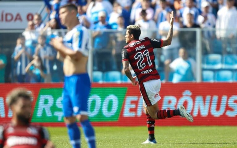 Em disputa pela 19ª rodada do Campeonato Brasileiro, na Ressacada lotada, o Flamengo venceu o Avaí por 2 a 1 neste domingo (24)
