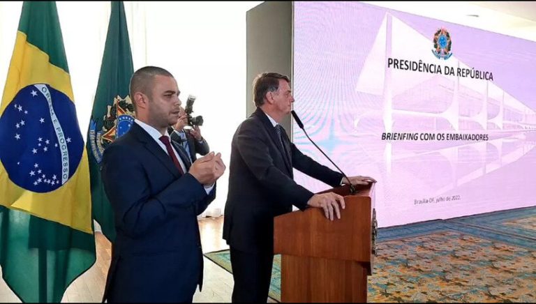Deputados de oposição enviaram representação ao Supremo Tribunal Federal (STF) nesta terça-feira (19) pedindo investigação do presidente Jair Bolsonaro (PL) por ataques ao sistema eleitoral do país em reunião com embaixadores estrangeiros