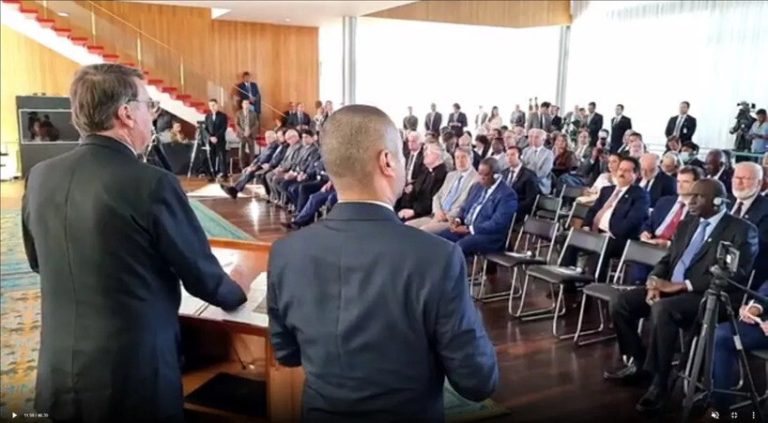 Embaixadores estrangeiros que participaram de reunião com o presidente Jair Bolsonaro nessa segunda-feira (18), no Palácio da Alvorada, avaliam que as declarações do presidente contra ministros do Supremo Tribunal Federal (STF) e do Tribunal Superior Eleitoral (TSE) indicam que a eleição de outubro será um desafio para a democracia