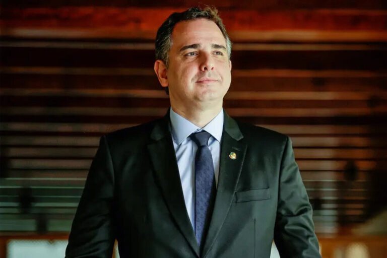 O presidente do Congresso, senador Rodrigo Pacheco (PSD-MG), suspendeu a sessão de ontem (11) do Congresso Nacional após divergências sobre a votação da Lei de Diretrizes Orçamentárias (LDO), em particular o trecho que prevê a continuação das emendas de relator-geral do Orçamento