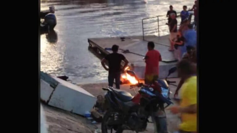 Uma dupla presa por suspeita de participar de um tumulto que terminou com um homem morto e carbonizado seriam "piratas de rio", informou a Secretaria de Segurança Pública do Amazonas (SSP-AM)