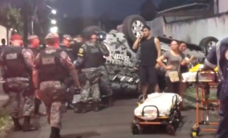 VEJA VÍDEO: Viatura da Rocam colide em carro e cinco pessoas ficam feridas