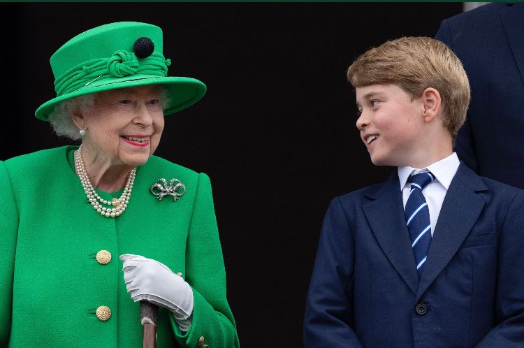 Príncipe George completa 9 anos e ganha homenagem de rainha Elizabeth II