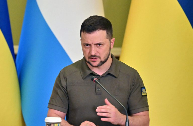 Os presidentes Jair Bolsonaro e Volodymyr Zelensk, da Ucrânia, Volodymyr Zelensky, conversaram por telefone nesta segunda-feira (18), informou o governo ucraniano. Zelensky disse ter informado Bolsonaro sobre "a situação no front" e sobre o bloqueio à saída de grãos da Ucrânia