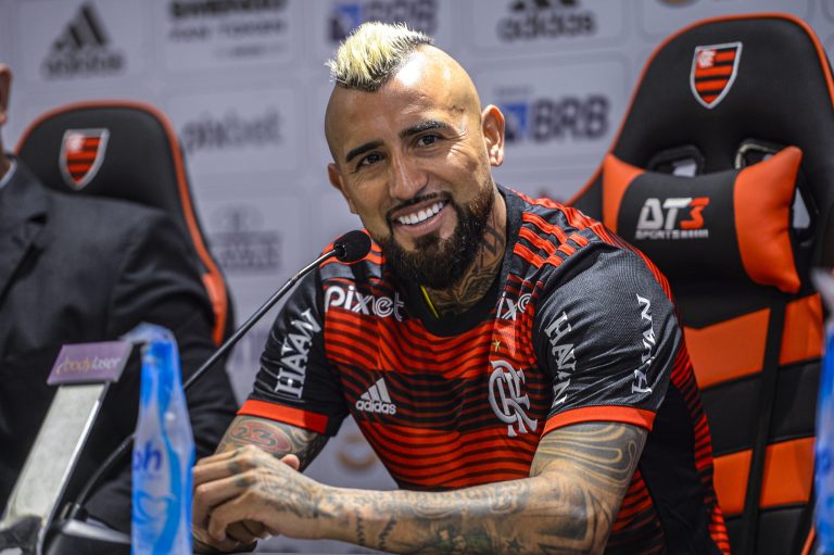 Arturo Vidal é apresentado como novo reforço do Flamengo