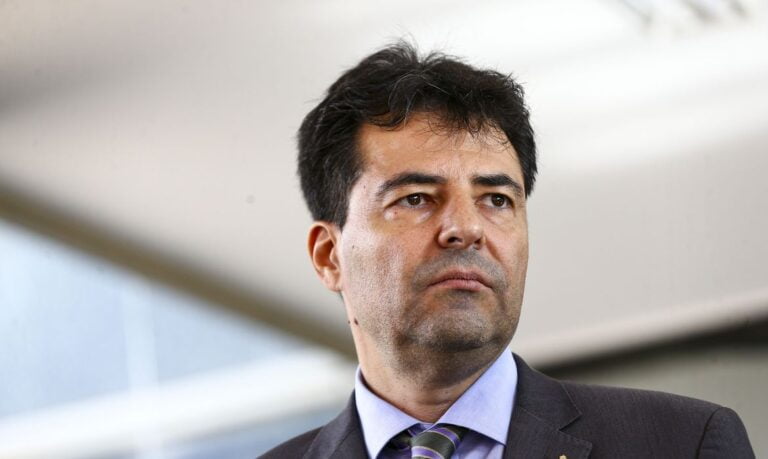 Brasil pode ficar 50 dias sem importar diesel, diz ministro de energia