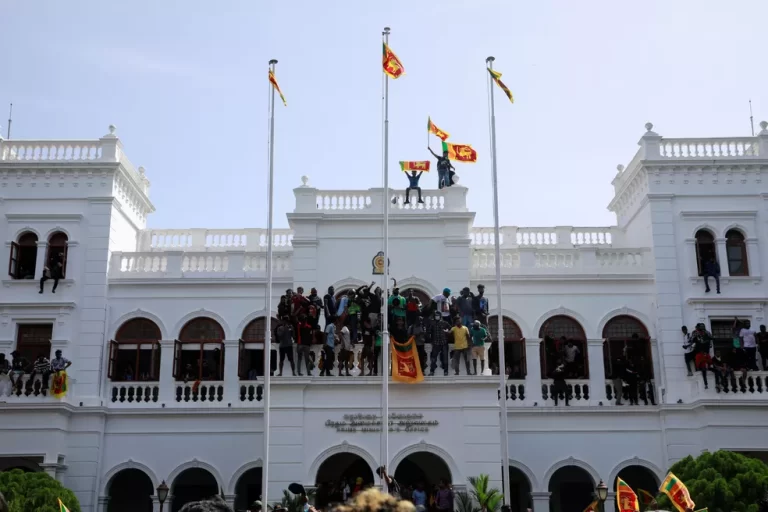 Sri Lanka declara estado de emergência após fuga de presidente