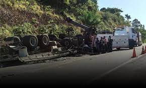 Homem morre após colidir com carreta na BR-163