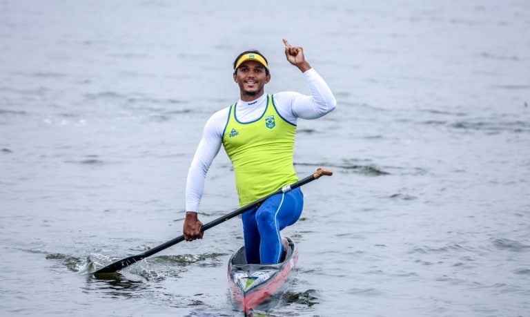 Isaquias Queiroz conquista vaga na final do mundial de canoagem