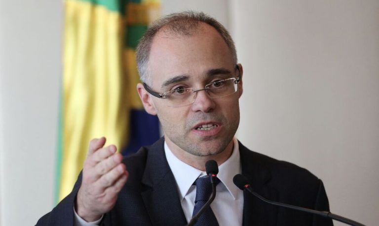 Mendonça trava julgamento de recursos sobre Bolsonaro