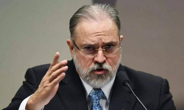 Mensagens de celular revelam conversas de Aras com alvos da PF Mensagens de celular revelam conversas de Aras com alvos da PF