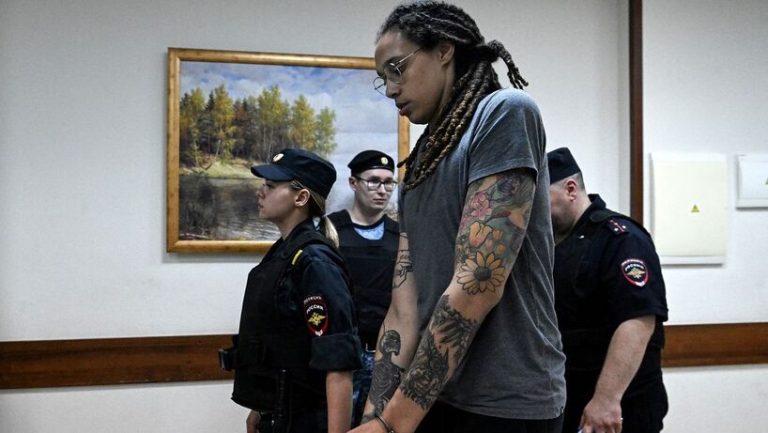 Estrela do basquete dos EUA, Brittney Griner é sentenciada à prisão por porte de drogas