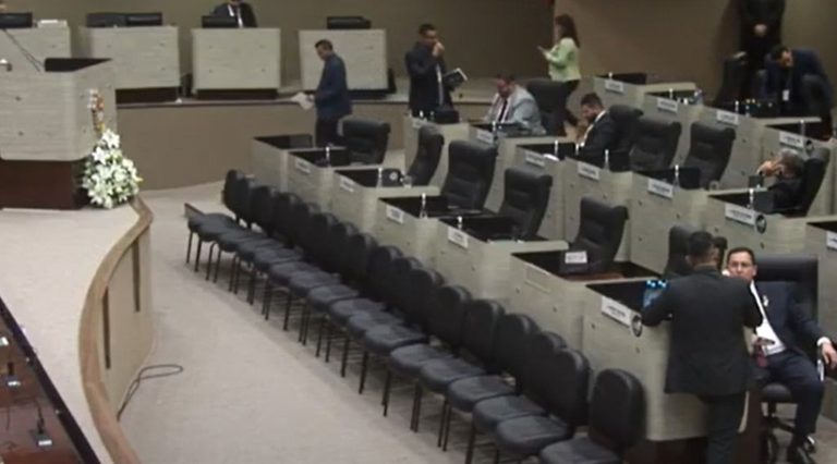 Vereadores discutem sobre decreto de IPI: Sassá chama Menezes de "puxa-saco"