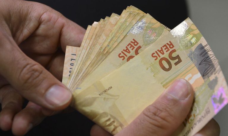 Brasil tem deflação após queda de preços dos combustíveis