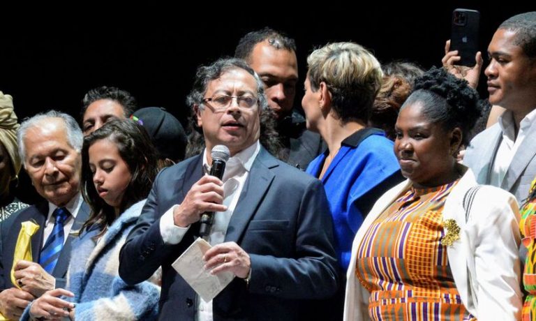 Gustavo Petro assume desafio de reduzir desigualdade social na Colômbia