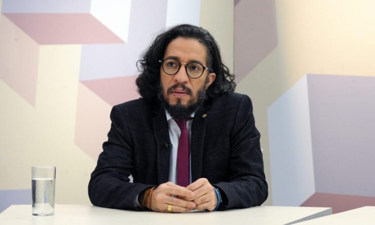 Jean Wyllys ganha ação judicial contra filhos de Bolsonaro Jean Wyllys ganha ação judicial contra filhos de Bolsonaro