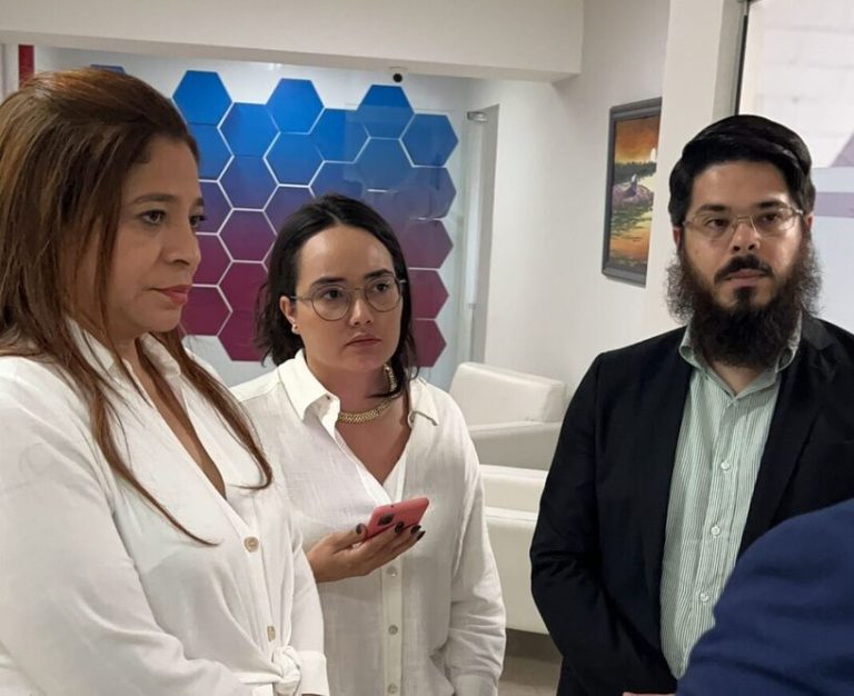 A assessoria jurídica da candidata ao governo do Amazonas Nair Blair (AGIR) anunciou que vai entrar com ação judicial contra a TV Bandeirantes por suposta propaganda eleitoral antecipada no debate que a emissora realizou nesse domingo (7)