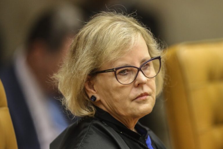 A ministra Rosa Weber, do Supremo Tribunal Federal (STF), enviou nesta segunda-feira (8) pedido de investigação do presidente Jair Bolsonaro por ter feito ataques ao sistema eleitoral, sem provas, durante reunião com embaixadores estrangeiros