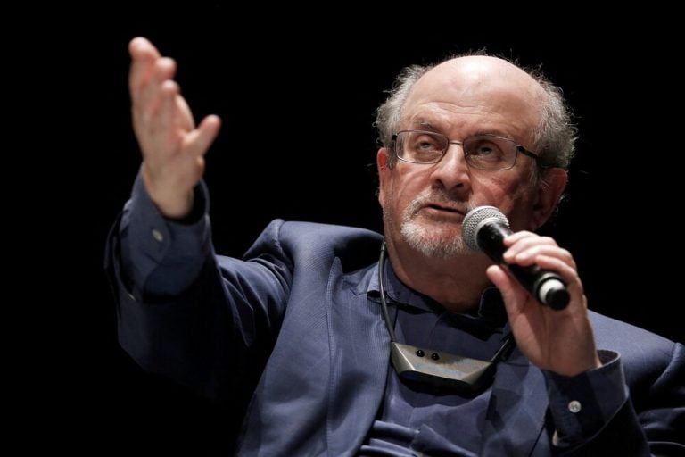 O escritor britânico Salman Rushdie, jurado de morte no Irã pela publicação do livro "Os versos satânicos", foi atacado nesta sexta-feira (12) quando estava prestes a dar uma palestra em Chautauqua, no estado de Nova York