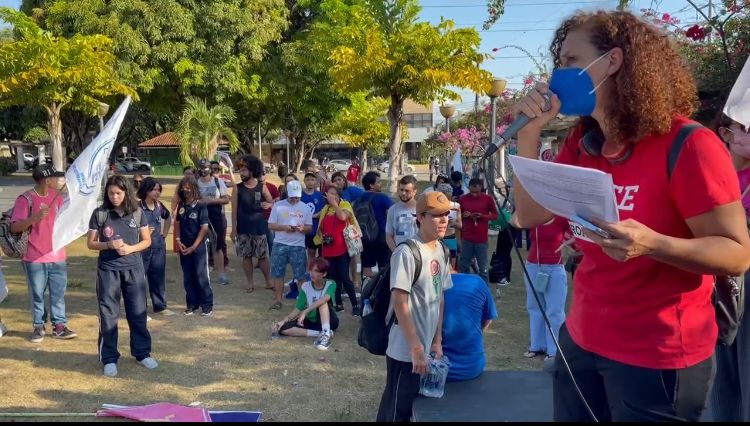 Estudantes protestam em defesa da democracia em Manaus