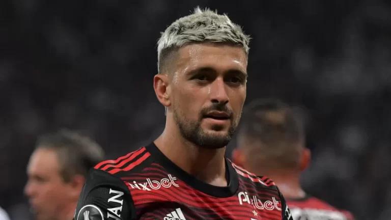 Após vitória do Flamengo sobre o Botafogo, Arrascaeta critica arbitragem: "Protagonistas"