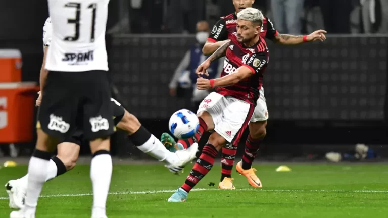 Flamengo vence Corinthians por 2 a 0 e fica perto da vaga para Libertadores