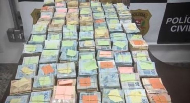 Polícia encontra R$ 1 milhão com casal, que não explica a origem