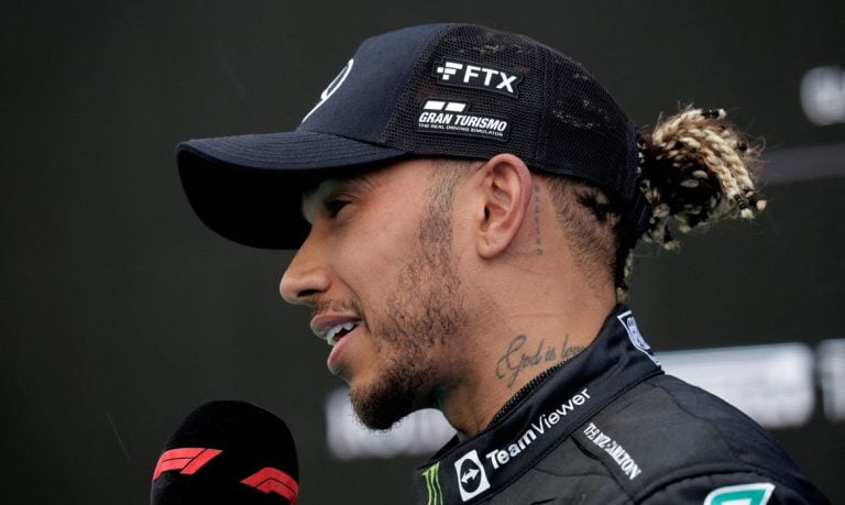 Lewis Hamilton se diz “totalmente transformado” por viagem à África