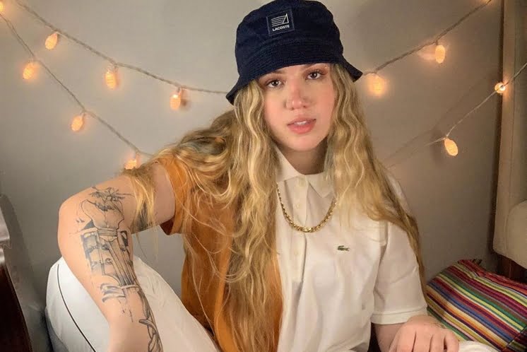 "Fui inocente", desabafa compositora de hit de Luísa Sonza