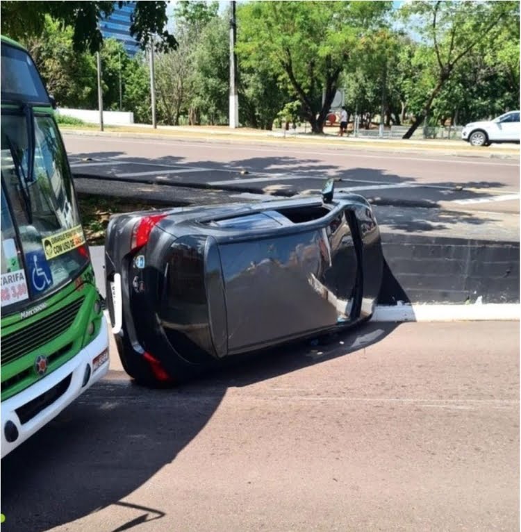 Motorista de app dorme ao volante e carro capota