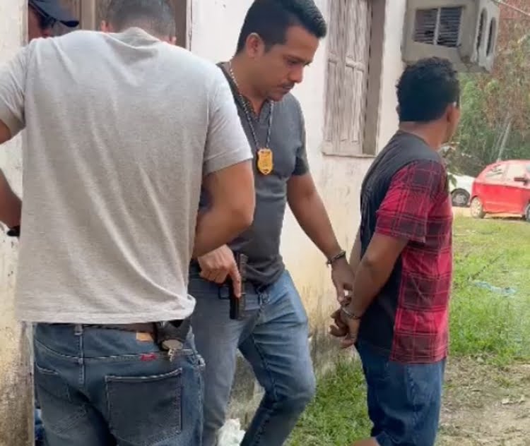 Padrasto é preso por estuprar enteada durante viagem da esposa