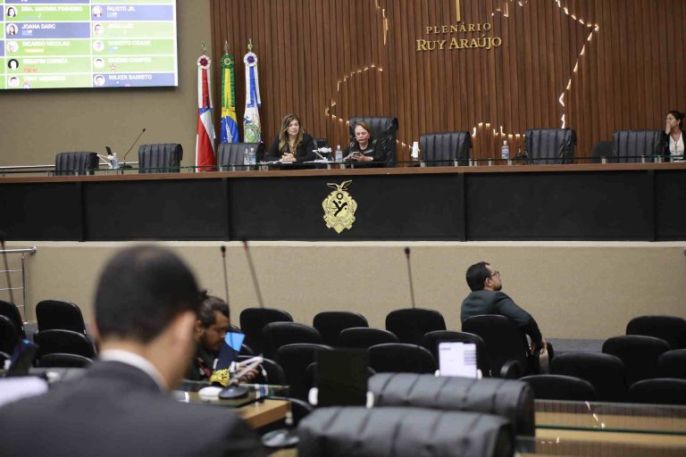 A campanha eleitoral desde ano paralisou as atividades da Assembleia Legislativa do Amazonas (Aleam). As sessões têm sido encerradas mais cedo e as votações de projetos de leis não ocorrem desde o início do período eleitoral