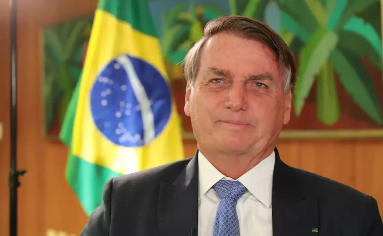 TSE multa Jair Bolsonaro por propaganda antecipada