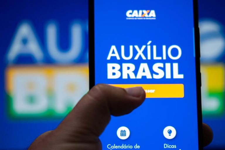O governo publicou no "Diário Oficial da União" desta terça-feira (27) portaria que regulamenta o empréstimo consignado para os beneficiários do Auxílio Brasil