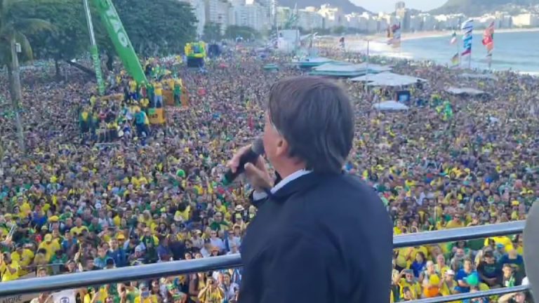 Bolsonaro chama Lula de quadrilheiro e prega extinção de esquerdistas