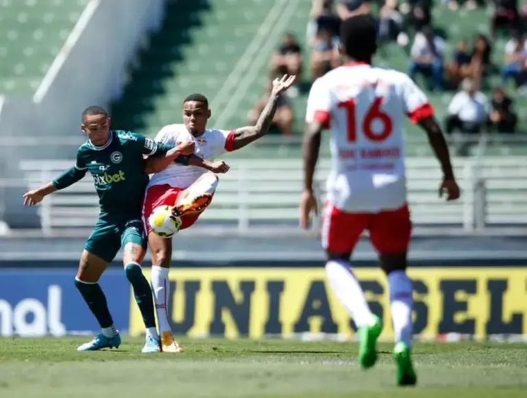 O Goiás resistiu e conseguiu o empate com o Red Bull Bragantino na manhã deste domingo