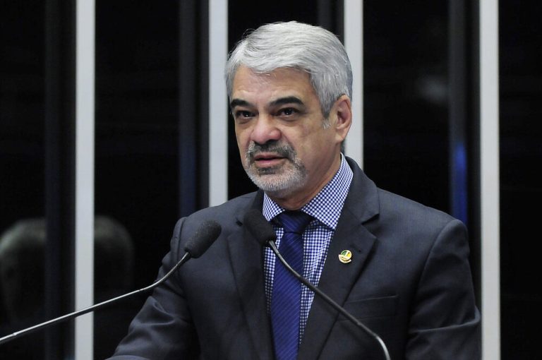 O PT pretende acionar o Tribunal Superior Eleitoral (TSE) contra o presidente Jair Bolsonaro pelo discurso com teor eleitoral proferido em Londres neste domingo (18)